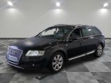 une image d'une audi suv noire garée dans un garage