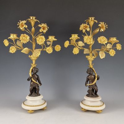 paire de bougeoirs anciens en bronze et marbre, ornés de figures et de fleurs