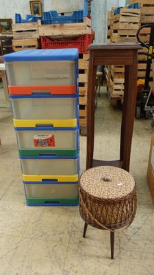 une pile de cartons et un tabouret dans une pièce