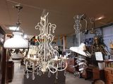 un lustre suspendu au plafond d'un magasin