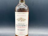 une bouteille de vin posée sur une table