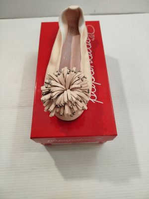des ballerines avec une fleur sur le devant de la boîte à chaussures