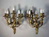 paire d'appliques murales anciennes en laiton avec des ampoules en verre blanc