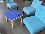 plusieurs chaises et une table dans une pièce où se trouve une table bleue