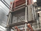 une photo d'un homme sur une nacelle élévatrice à l'intérieur d'un immeuble
