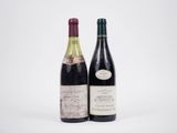 deux bouteilles de vin sont posées l'une à côté de l'autre sur une surface blanche