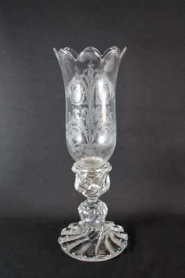 une image représentant un vase en verre sur fond noir