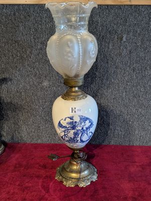 une lampe posée sur une table recouverte d'une nappe rouge