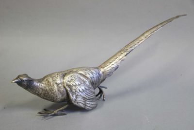 un oiseau en argent posé sur une table
