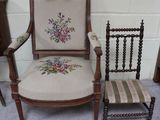 une chaise et une autre chaise placées l'une à côté de l'autre