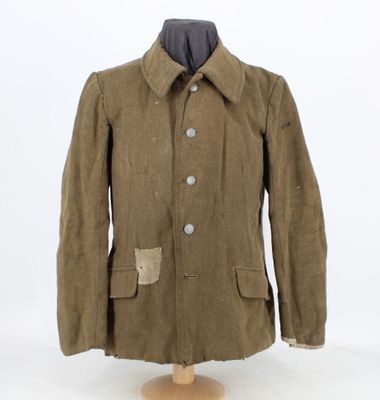 une photo d'une veste sur un mannequin