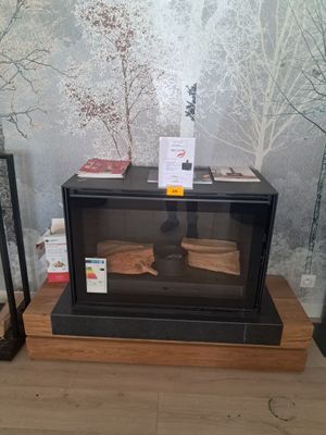 une vitrine en verre contenant un tas de bois
