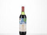 une bouteille de vin rouge posée sur une table