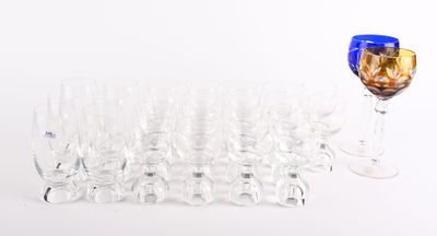 beaucoup de verres à vin vides sur la table