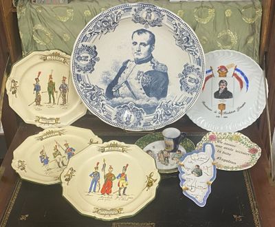 un grand nombre d'assiettes posées sur une table