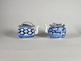 trois théières en porcelaine bleue et blanche, avec couvercle et anse