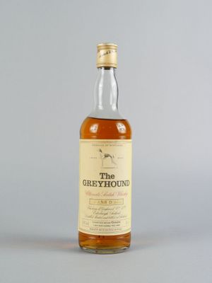 une bouteille de whisky « Grey Hound » posée sur une table