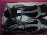 deux paires de chaussures noires dans une boîte rose