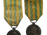 deux médailles sur fond blanc, ornées d'un ruban jaune et vert