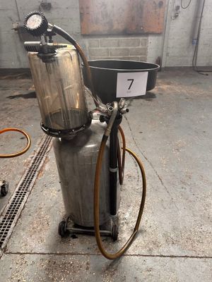 une photo d'un filtre à eau dans un garage