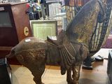 une statue de cheval posée sur une table