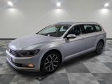La Volkswagen Passat est garée dans une grande pièce au sol carrelé en damier.