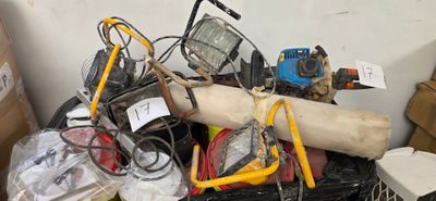 un tas d'appareils électriques divers dans une pièce