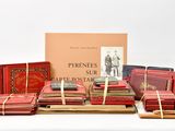 plusieurs livres sont empilés sur une table