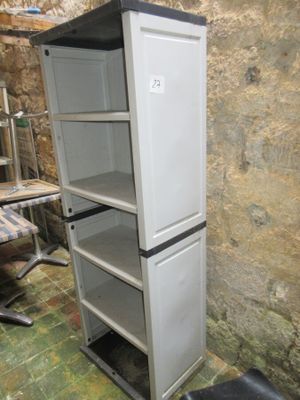 une armoire haute à trois étagères dans une pièce