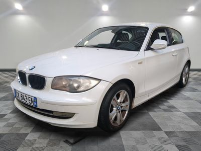 la photo d'une voiture blanche garée dans un garage