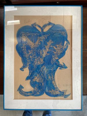 une personne debout devant une image représentant un éléphant bleu