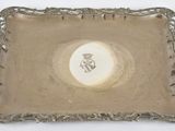 une assiette en argent ancien sur laquelle est représenté un homme