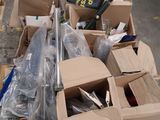 un tas de cartons et d'autres objets par terre