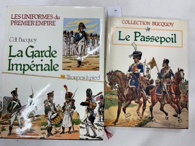 deux livres consacrés aux uniformes militaires français, exposés sur une surface blanche