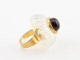 Gros plan sur une bague ornée d'une pierre noire