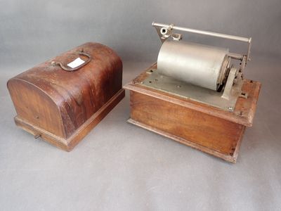 une petite boîte en bois sur laquelle est posé un rouleau de papier
