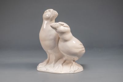 deux oiseaux qui se tiennent côte à côte sur une table