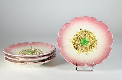 trois assiettes ornées de fleurs roses sur un fond blanc