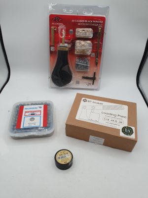 une boîte contenant divers objets posée sur une table à côté d'une paire de ciseaux