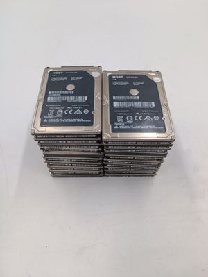 quatre disques durs empilés les uns sur les autres sur une surface blanche
