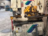 un gros plan d'une machine située dans un bâtiment
