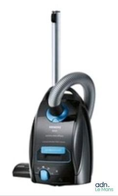 l'aspirateur noir et bleu est posé sur une surface blanche