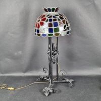 Grande lampe à poser, pied en fer forgé à décor d'enroulemen…