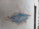 une affiche bleue et blanche sur le côté d'un réfrigérateur blanc