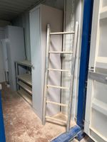 Container maritime bleu aménagé en sanitaires (photo 6)