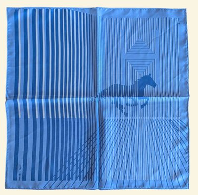un gros plan sur une pochette rayée bleue et blanche