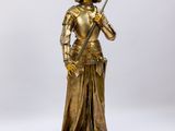 deux figurines représentant une femme armée d'une épée sur fond blanc