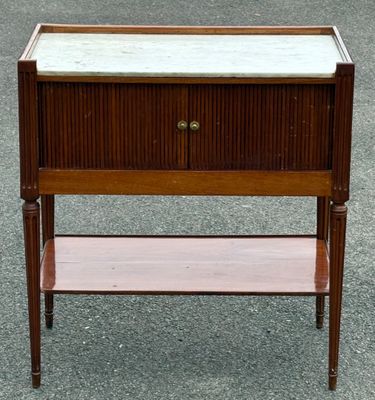 une vieille table en bois avec un plateau en marbre et une étagère