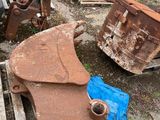 un tas de voitures rouillées et d'autres vieilleries par terre