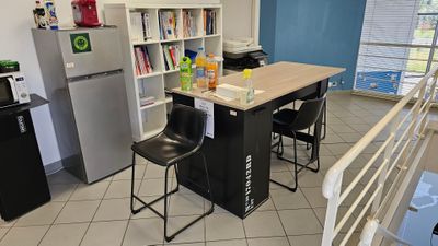 une image d'une cuisine avec une table et des chaises